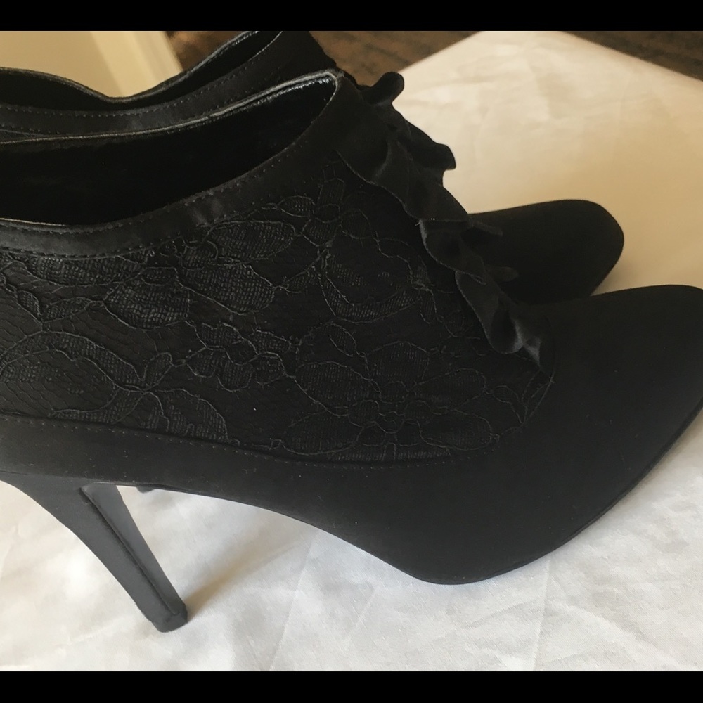 🎉Moda International Booties Stain with Ruffles - Picture 4 of 7